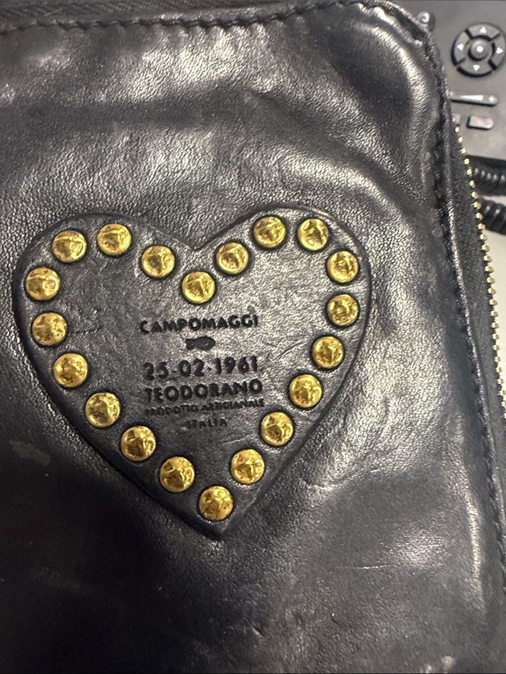 Campomaggi Black Leather Heart-Stud Zip Wallet with Gold Accents - Picture 5 of 5